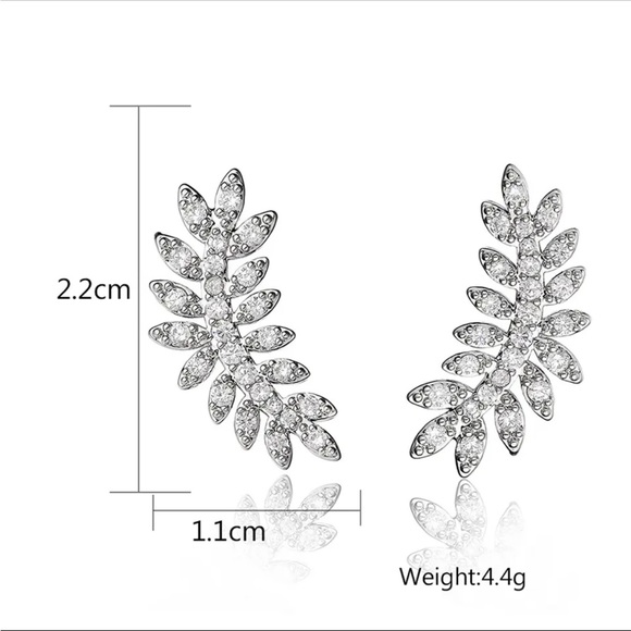 Chic Leaf Shaped Stud Earrings - Picture 4 of 4